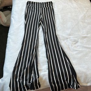 No Boundaries flowy pants